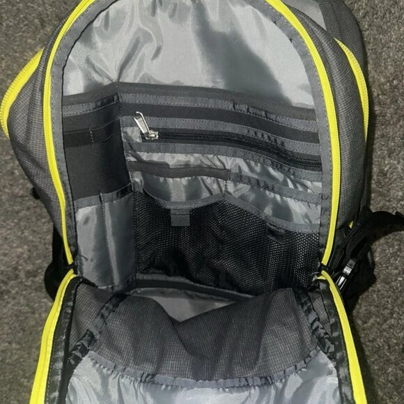 North Face Recon Backpack, Black/Yellow, 30 Liters - Picture 7 of 8